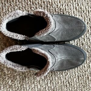 Gray Suede Women’s Shoes with Faux Fur Lining